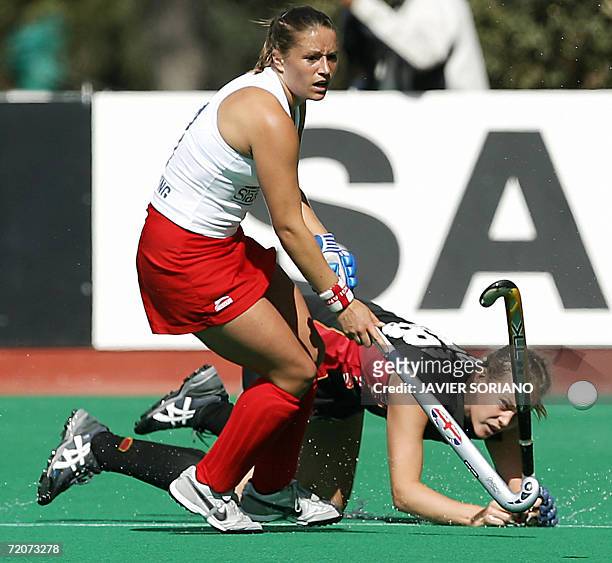 Germany's Anke Kuehn vies with England's Lisa Wooding during their Women's World Cup Field Hockey match in Madrid, 03 October 2006. England won 1-0....