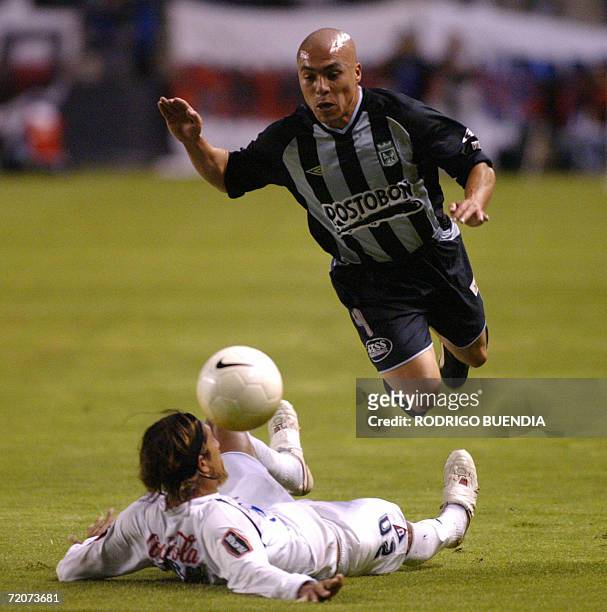 Victor Aristizabal de Atletico Nacional de Colombia disputa el balon con Enrique Vera de Liga de Quito durante el partido de octavos de final de la...