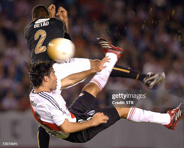 Buenos Aires, ARGENTINA: Ernesto Farias de River anticipa al defensor Betao de Corinthians y convierte el primer gol durante el partido que disputan...