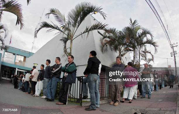 Decenas de personas hacen fila la manana del 3 de octubre de 2006 frente a la Clinica Ricardo Jimenez del Seguro Social en Guadalupe, al norte de San...