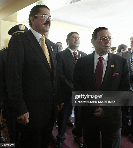 Tegucigalpa, HONDURAS: El vice presidente de Nicaragua, Jose Alfredo Urcuyo es recibido por el presidente de Honduras Manuel Zelaya, en la entrada...