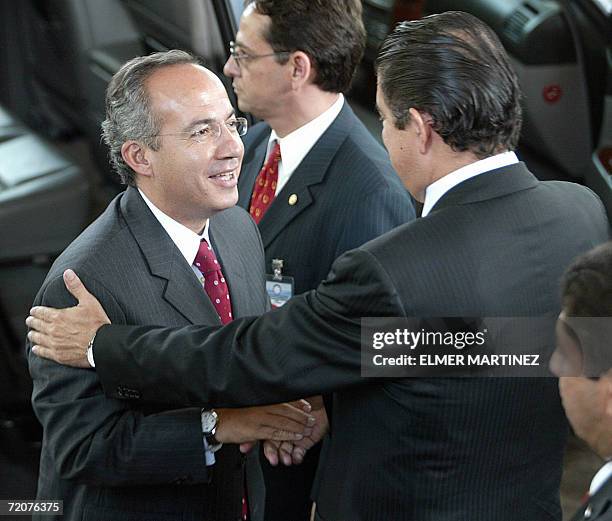 Tegucigalpa, HONDURAS: El presidente electo de Mexico, Felipe Calderon , es recibio por Manuel Zelaya, presidente de Honduras, en la entrada del club...