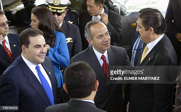 Tegucigalpa, HONDURAS: El presidente de El Salvador Antonio Saca el presidente electo de Mexico Felipe Calderon y el presidente de Honduras Manuel...