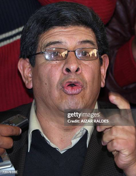 El ministro de Hidrocarburos de Bolivia Carlos Villegas habla durante una conferencia de prensa el 03 de octubre de 2006 en La Paz. Villegas anuncio...