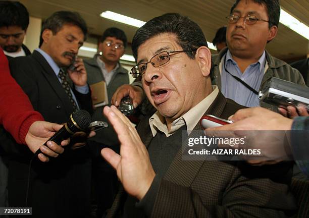 El ministro de Hidrocarburos de Bolivia Carlos Villegas contesta preguntas a la prensa el 03 de octubre de 2006 en La Paz. Villegas anuncio la...