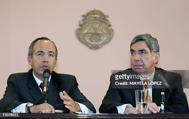 El presidente electo de Mexico Felipe Calderon , habla junto a su homologo de Costa Rica, Oscar Arias, durante una conferencia de prensa conjunta el...