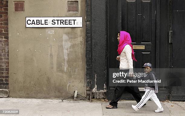 Cable Street Sign Battle Of Cable Street Photos and Premium High Res Pictures - Getty Images