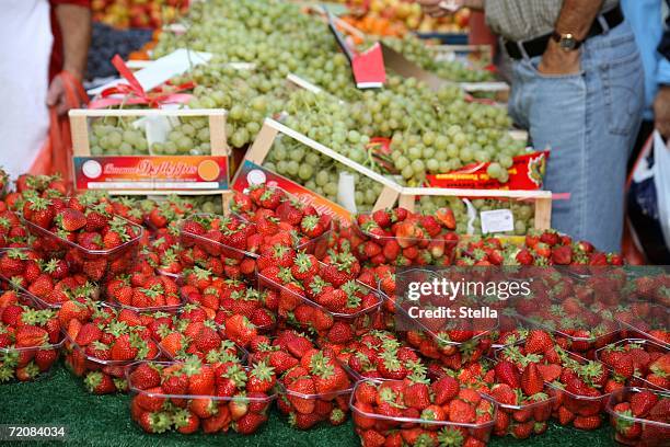 strawberries and grapes at market stall - barquette photos et images de collection