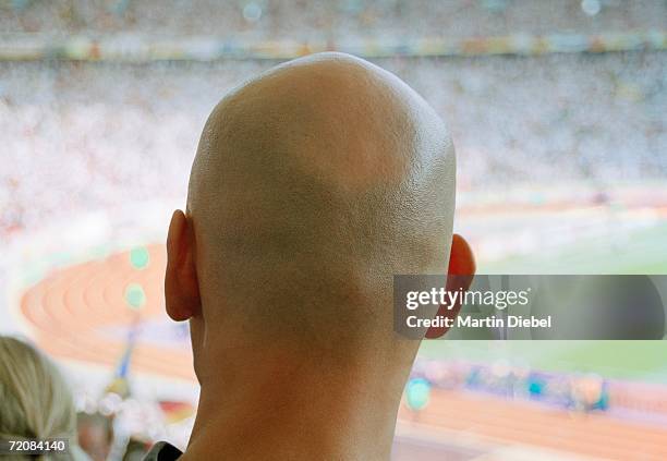 rear view of man watching soccer game - shaved-buzz-cut-back-of-head photos et images de collection