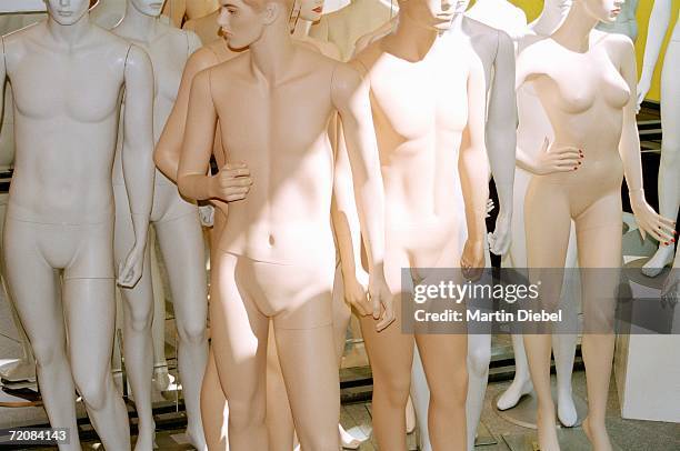 group of nude mannequins - kleiderpuppe stock-fotos und bilder