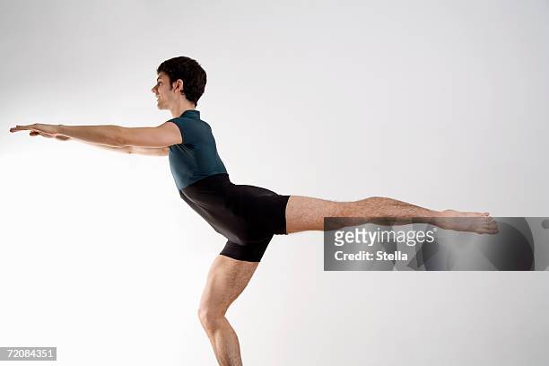 man practicing pilates - jambes hommes photos et images de collection