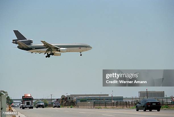 airplane flying above multiple lane highway - multiple lane highway foto e immagini stock