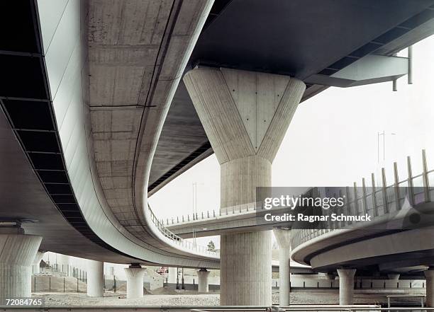 concrete overpass - carretera elevada fotografías e imágenes de stock