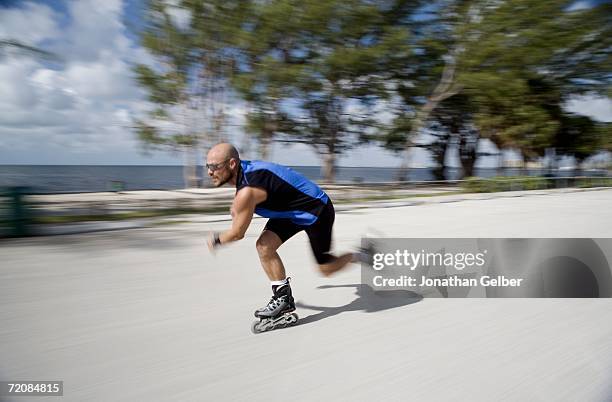 man inline skating, blurred motion - inline skating 個照片及圖片檔