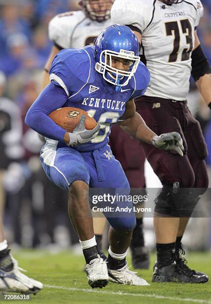 Wesley Woodyard of the Kentucky Wildcats carries the ball during the game against the Central Michigan Chippewas on September 30, 2006 at...