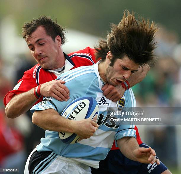 Federico Todesschini de los Pumas de Argentina disputa el balon con el chileno Nicolas Arancibia en Santiago de Chile, el 01 de julio de 2006 por la...