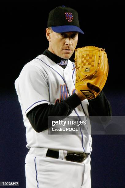 New York, UNITED STATES: Tom Glavine of the New York Mets pitches against the Los Angeles Dodgers during Game Two of the National League Division...