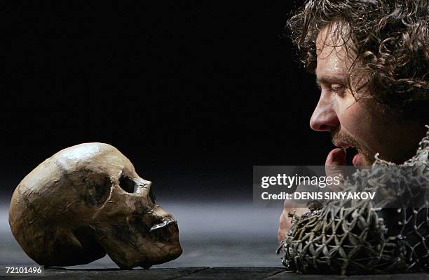 Moscow, RUSSIAN FEDERATION: The dress rehearsal of William Shakespeare's tragedy Hamlet is performed, 06 October 2006 by Russian actor Nikolay...