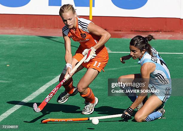 Netherlands' Maartje Goderie vies with Argentina's Mariana Gonzalez during their Women's World Cup semi-final Field Hockey match in Madrid, 06...