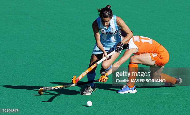 Netherlands' Minke Smabers vies with Argentina's Mariana Gonzalez during their Women's World Cup semi-final Field Hockey match in Madrid, 06 October...