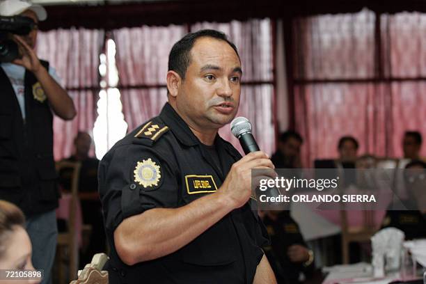 Esquipulas, GUATEMALA: Henry Lopez, sub director de la Policia Nacional Civil de Guatemala, expone durante la primera reunion trinacional en el...