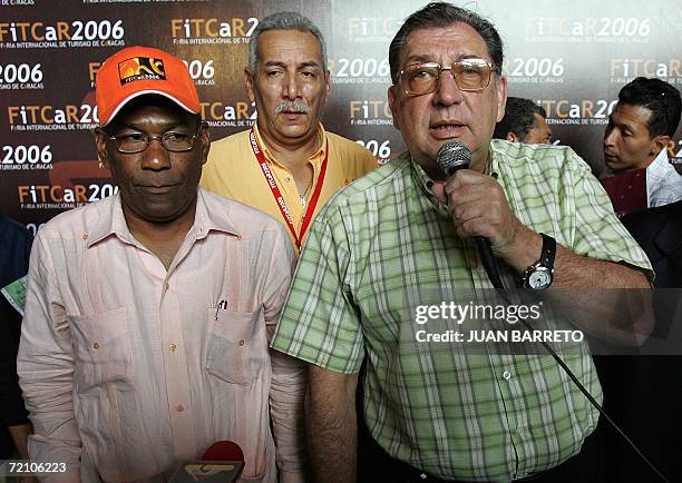 El paraguayo Oscar Harrison presidente de la Comision Tecnica de la Conmebol, conversa junto al ministro de Educacion y miembro organizador de la...