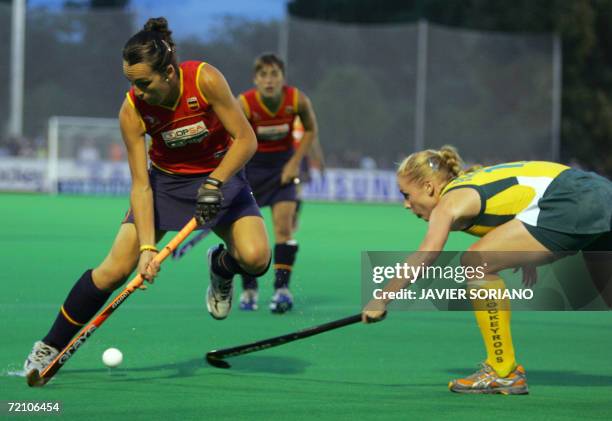 Spain's Esther Termens vies with Australia's Donna-Lee Patrick during their Women's World Cup semi-final Field Hockey match in Madrid, 06 October...