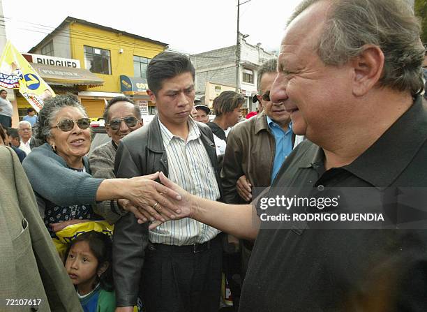 Alvaro Noboa, canditato presidencial por el Partido Renovacion Institucional de Accion Nacional saluda a simpatizantes durante una visita a un barrio...