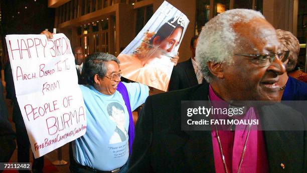 Johannesburg, SOUTH AFRICA: South African Archbishop Desmond Tutu arrives 07 October 2006 at his 75th birthday celebration in Johannesburg as a...