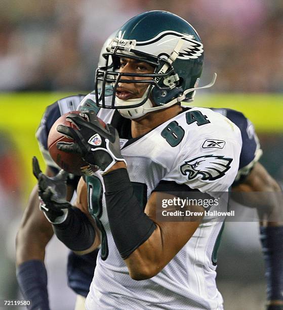 Wide receiver Hank Baskett of the Philadelphia Eagles catches a pass for a touchdown during the game against the Dallas Cowboys on October 8, 2006 at...