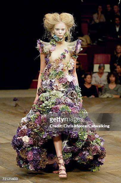 Model walks down the catwalk during the Alexander McQueen Fashion Show as part of Paris Fashion Week Spring/Summer 2007 on October 6, 2006 in Paris,...