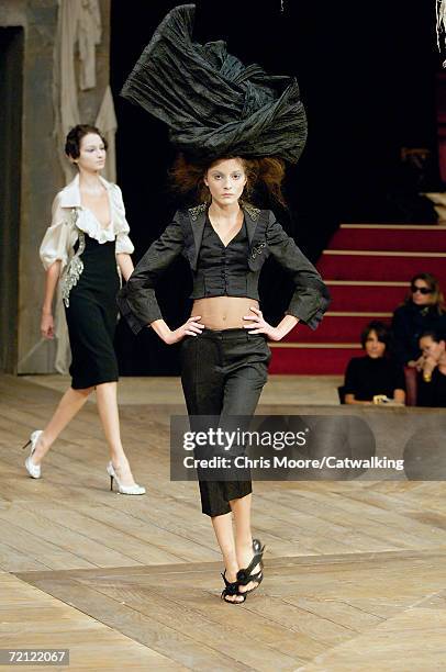 Model walks down the catwalk during the Alexander McQueen Fashion Show as part of Paris Fashion Week Spring/Summer 2007 on October 6, 2006 in Paris,...