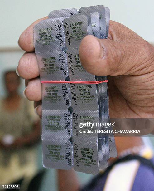 Un paciente muestra el medicamento " Lisinopril Normon" el 09 de octubre de 2006, en la sala de la farmacia de urgencias en el Complejo Hospitalario...