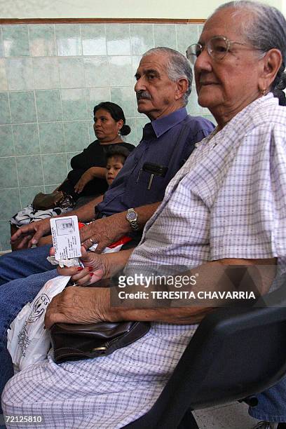 Un grupo de pacientes aguarda para cambiar el medicamento "Lisinopril Normon" el 09 de octubre de 2006, en la sala de la farmacia de urgencias en el...