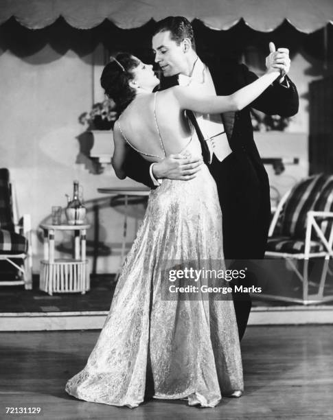 couple in evening wear dancing (b&w) - smoking photos et images de collection