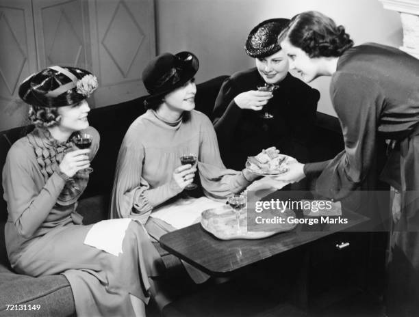 quatre femmes boire du vin et de parler dans la salle de séjour (b & w - 1930 photos et images de collection