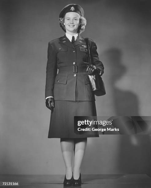 woman in world war ii military uniform posing in studio (b&w), portrait - tweede wereldoorlog stockfoto's en -beelden