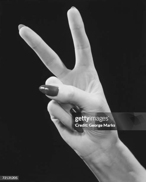 close up of young woman's hand gesturing (b&w) - zwei finger stock-fotos und bilder