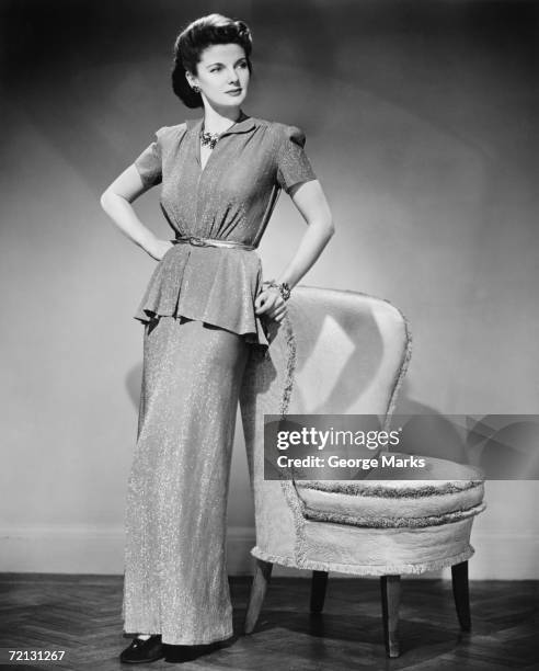 elegante frau posieren in studio (b & w), porträt - woman 1950 stock-fotos und bilder