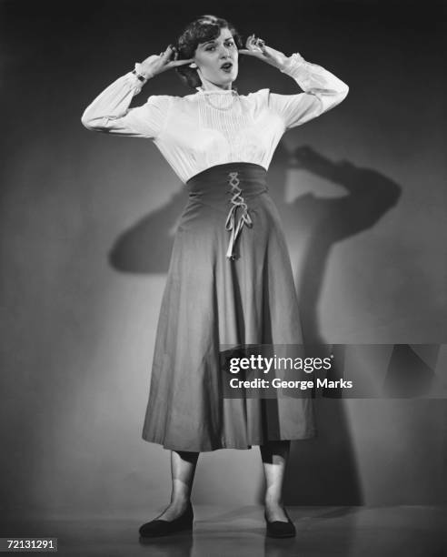 woman with fingers in ears in studio (b&w), portrait - fingers in ears 個照�片及圖片檔