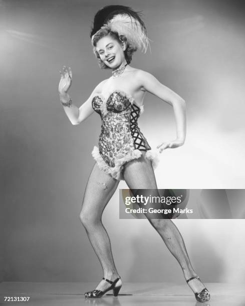 woman in corsets and fancy hat dancing in studio (b&w), portrait - burlesco fotografías e imágenes de stock