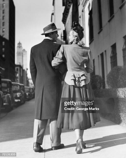 elegant couple walking on street, (rear view) (b&w) - 40s couple stockfoto's en -beelden
