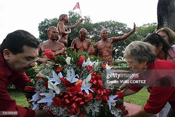 San Salvador, EL SALVADOR: Milton Mendez coordinador general del Frente Farabundo Marti para la Liberacion Nacional acompanado de Tania Bichkova,...