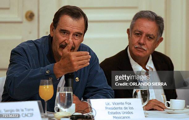 El presidente de Mexico, Vicente Fox junto a su homologo de Guatemala Oscar Berger, responde preguntas de la clase empresarial guatemalteca en Ciudad...