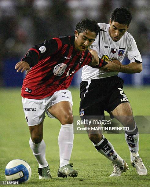 Alvaro Ormeno de Colo Colo de Chile, disputa el balon con Yosimar Arias del Alajuelense de Costa Rica, durante los octavos de final de la Copa...