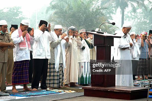 Palangkaraya, INDONESIA: Indonesian Muslims pray for rain in Palangkaraya, on Borneo island, 11 October 2006. Hundreds of Indonesians prayed on the...