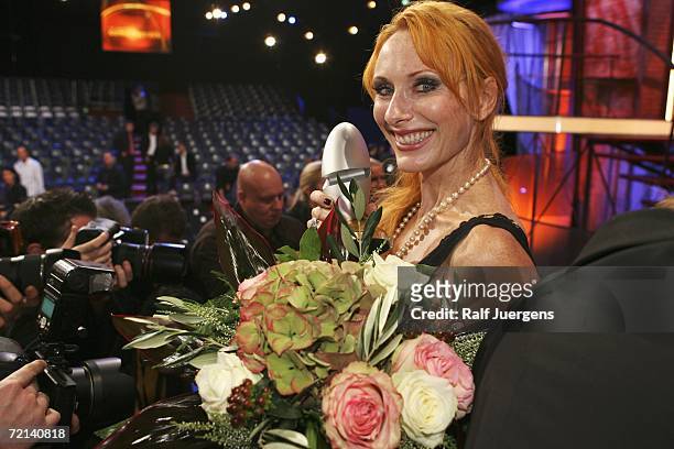 Andre Sawatzki poses with her Best Actress Award at the German Comedy Awards on October 10, 2006 at the Coloneum in Cologne, Germany.