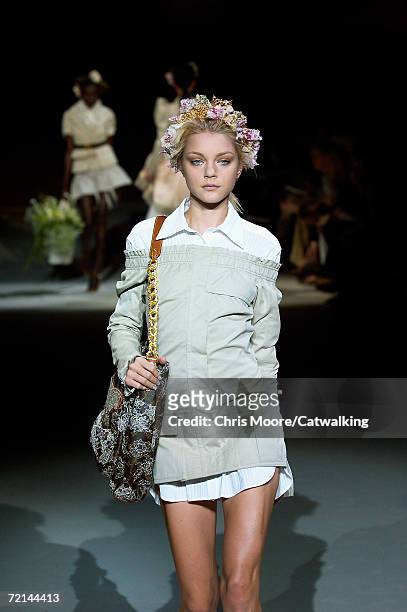 347 Paris Fashion Week Pret A Porter Spring Summer 2006 Louis Vuitton After  Stock Photos, High-Res Pictures, and Images - Getty Images