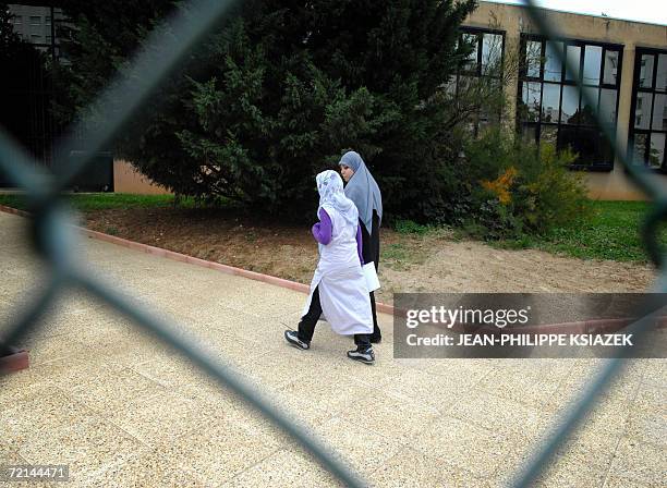 Decines-Charpieu, FRANCE: Une eleve s'entretient avec une institutrice, le 11 octobre 2006 du college-lycee musulman de Decines, lors de la journee...