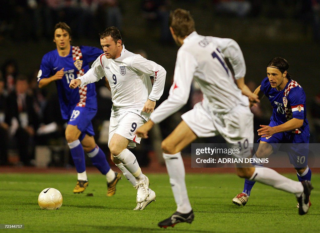 England's Wayne Rooney (2nd L) runs at t